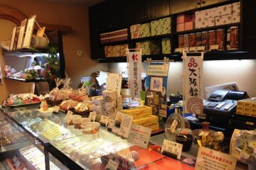 The are three kinds of murasame. &nbsp;White bean is 580 yen, Red bean is 480 yen, and matcha green tea is 780 yen (reservations may be required for the green tea cake orders)
