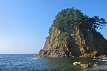 The rock formation at the north end of the smooth rock beach