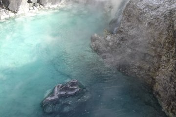 <p>The pool at the bottom of Yubatake</p>