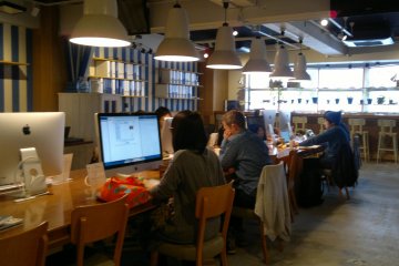 <p>Main table where the iMac computers are</p>
