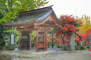 The entrance gate to Momijihachiman-gu
