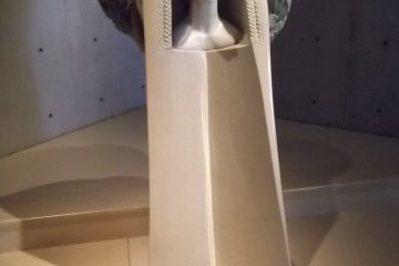 <p>Sebuah pahatan karya Giuliano Vangi.</p>
