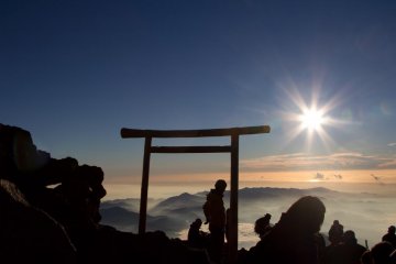 후지 산 정상에서 본 해돋이