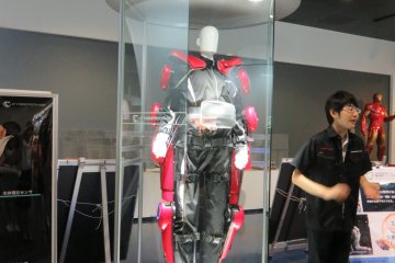 <p>Meet an older model of HAL&reg; (Hybrid Assistive Limbs)</p>
