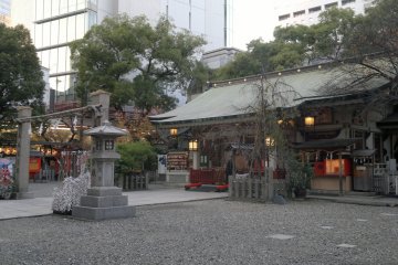 <p>Tsuyu no Tenjinja, nestled among Umeda's skyscrapers.</p>
