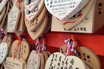 <p>Ema (wooden plaque of prayers) with prayers for a good relationship, depicting the love story of Ohatsu and Tokubei</p>
