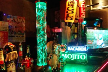 <p>Some decor and drinks</p>

