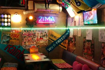 <p>Guests can sit at the counter or at tabke seating</p>
