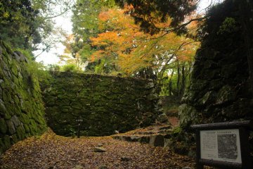 <p>Between the Chihaya and Otemon Gates below the central and 1st bailey.</p>
