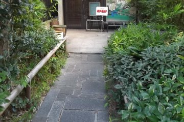 <p>The path down to the entrance</p>
