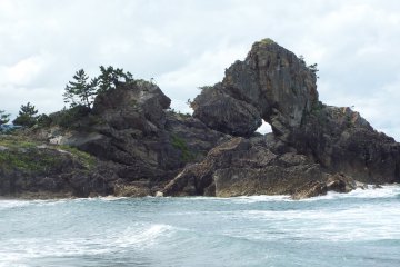 <p>Batu Jendela.</p>
