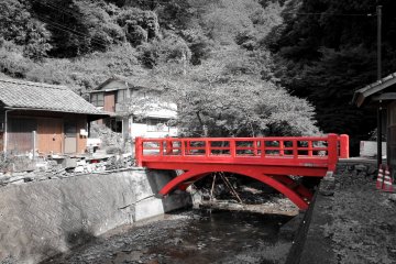 Magnifique pont en bois menant au début du sentier.