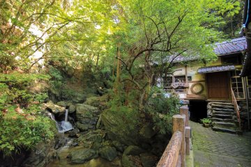 Vieux moulin à eau qui sert vraisemblablement (ou a servi?) de point d'accueil et de restauration pour les visiteurs.