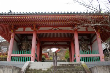 <p>Gerbang Niomon, pintu masuk menuju bagian dalam lantai dasar. Ini dibangun pada tahun 1212.</p>
