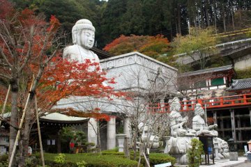 <p>Patung Buddha yang sedang duduk dan batu suaka, keduanya diukir di India dan dipersembahkan di Kuil Tsubosaka untuk pengakuan dan rasa terima kasih atass kontribusinya dalam menolong memberantas penyakit kusta di India</p>
