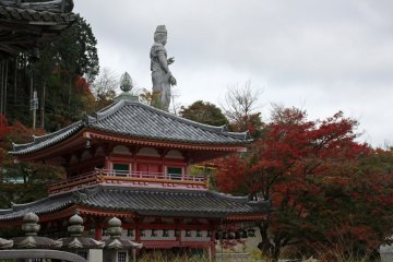 <p>Buddha sedang berdiri menjulang di atas Aula Jigendo</p>
