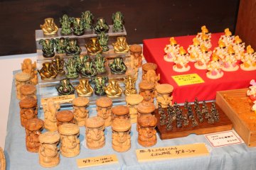 <p>Ukiran dari kayu dan batu dari India, mereka dijual oleh Kuil Tsubosaka dalam keberlanjutan dari hubungannya dengan Institut Jalma</p>
