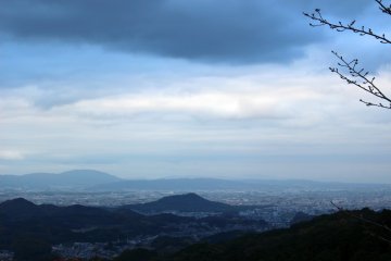 <p>Pemandangan Yamato Basin dan kota-kota Kashihara dan Yamato Takada dari Buddha yang sedang berdisi. Di hari yang cerah orang-orang bisa melihat jauh ke utara sampai Kota Nara</p>
