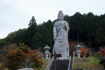 <p>Patung Buddha berdiri setinggi 20 meter</p>
