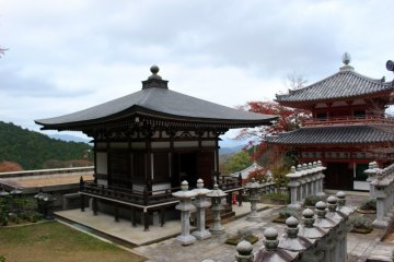 <p>Aula Jigendo, batu lentera dan bangunan lainnya</p>
