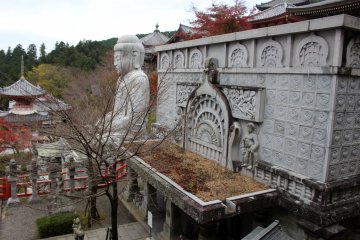 <p>Aula batu yang besar dan Buddha yang sedang duduk</p>
