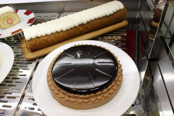 <p>Chocolate earl gray mousse cake.</p>
