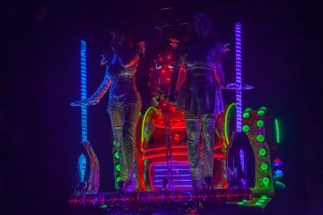 <p><span style="line-height: 20.8px;">Vocal performers on another float</span></p>
