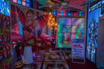 <p>Entrance area of the Robot Restaurant - the decorations are already quite extravagant</p>
