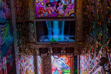 <p>The stairs are also dripping with gold and glitter</p>
