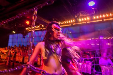 <p>After every part of the performance, there's a short break, either featuring more dancing or some time to buy more drinks and snacks</p>
