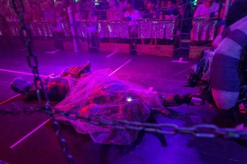 <p>Time for the "robots vs. monsters" act to begin (this robot clearly lost)</p>
