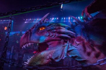 <p>Giant mechanical dinosaur fighting against robots</p>
