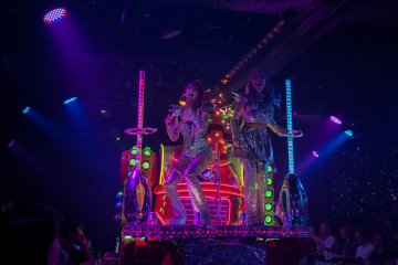 <p>Vocal performers on another float</p>

