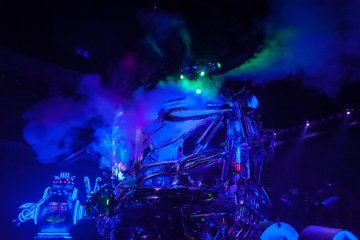 <p>Giant robot, moonlighting as a fog machine</p>
