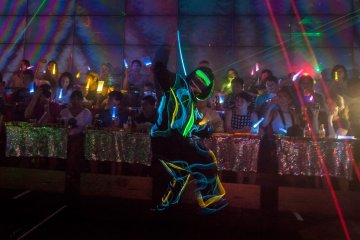 <p>Time for the audience to take out their glowsticks</p>

