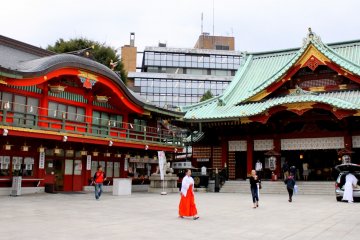 <p>Inside the grounds of Kanda Myojin</p>
