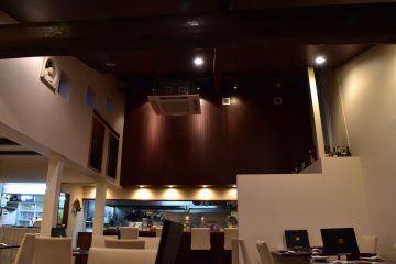 <p>The restaurant is spacious with high vaulted ceiling</p>
