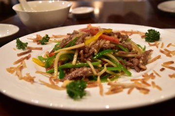 <p>Sliced fried beef and green pepper, this is my favorite, too!</p>
