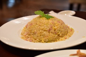 <p>Fried rice with lettuce and ham</p>
