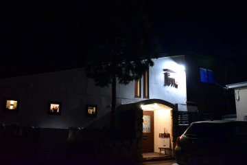<p>Outside view of Chinese Restaurant FUN at night</p>
