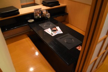 <p>In this private room there's a pit under the table so that diners can stretch their legs freely</p>
