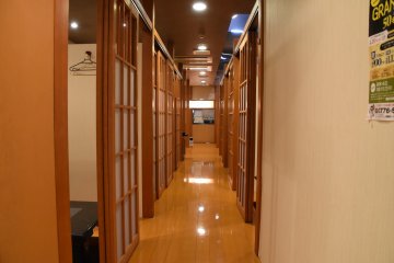 <p>Private rooms are placed on both sides of the corridor</p>
