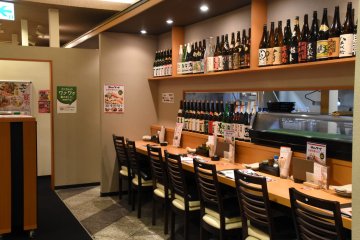 <p>The counter seats are located just in front of the entrance</p>
