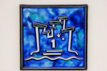 <p>Sejumlah pelat di luar tiap toko menggunakan warna-warna laut.</p>
