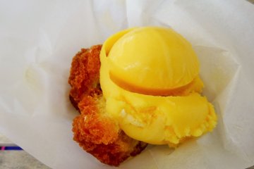 <p>Andagi (donat Okinawa) dengan es krim rasa tropis dijual di salah satu toko.</p>
