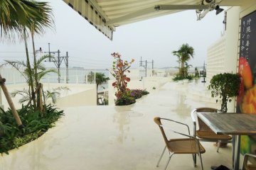 <p>Ada sekitar tiga lusin toko di kompleks perbelanjaan ini.</p>
