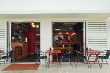 <p>Sejumlah restoran tersebar diantara toko-toko.</p>
