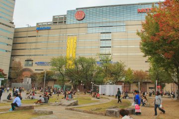 <p>Kego Park is next to Mitsukoshi and offers a lot of places to sit down for a while</p>
