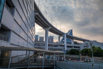 <p>Du pont &agrave; la station Shibaurafuto de Yurikamome</p>
