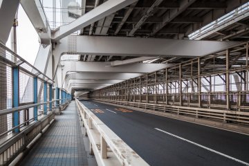 <p>La passerelle de la partie inf&eacute;rieure du pont</p>
